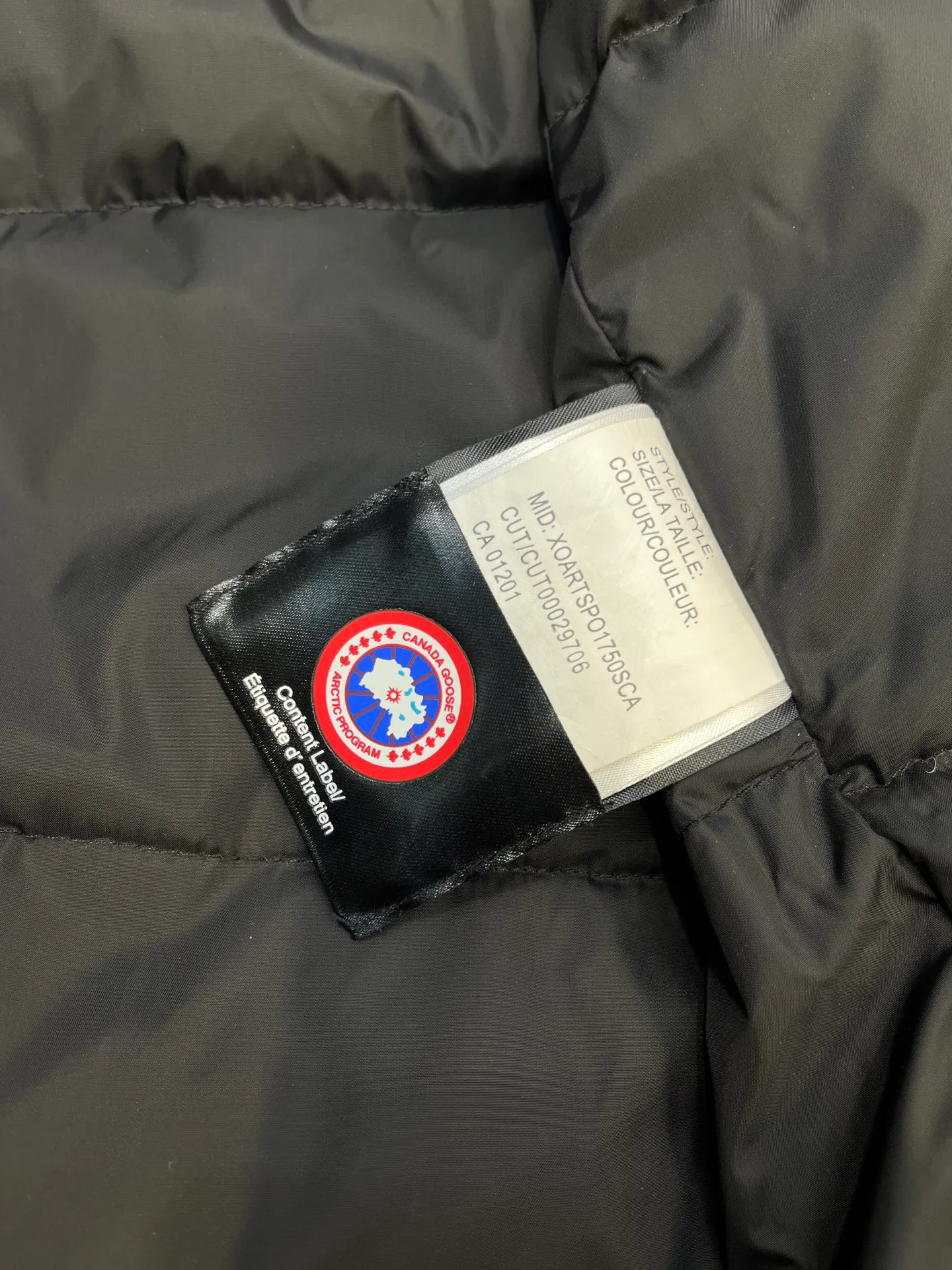 P860 Canada Goose model 06, the same model as the famous star, men's and women's models, with cold-proof flannel on the collar, close to the head and neck, comfortable and warm! The fabric is made of high-density nano-level waterproof fabric, which is windproof and wear-resistant and has a certain thickness! Seamless threaded cuffs! Avoid hard knots! It doesn’t matter how low the temperature is this winter, one piece is enough. I’ll give you the wind and temperature! Contains pure duck down, sufficient quantity, unique fashion design + waterproof craft fabric + big brand YKK double zipper pullers, real photos, upright style quality, regardless of the external standard and the internal content, you can feel free to compare it with the softer, easier to wrinkle and lighter version on the market!  size：s-xxl